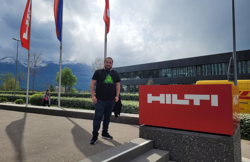 Un miembro del equipo de The App Master visitando la sede principal de Hilti en Alemania